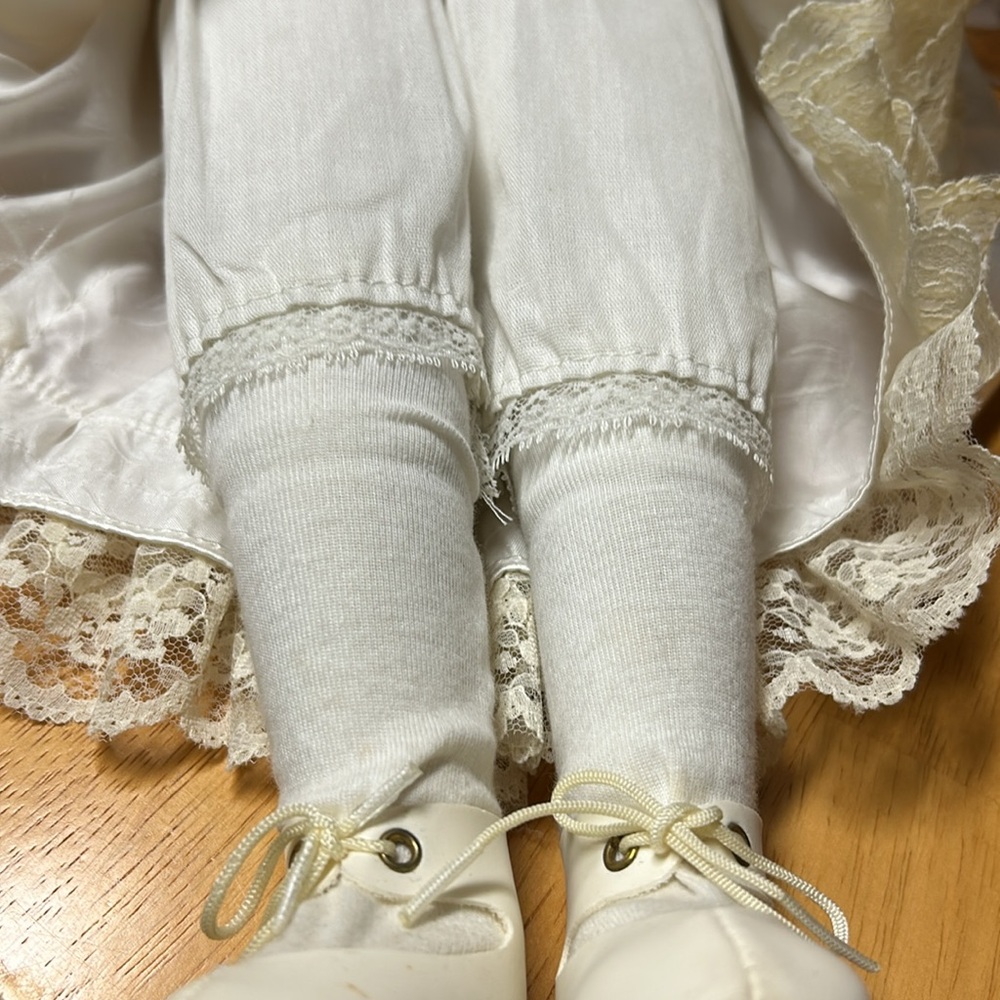 Beautiful Doll - Picture 10 of 10